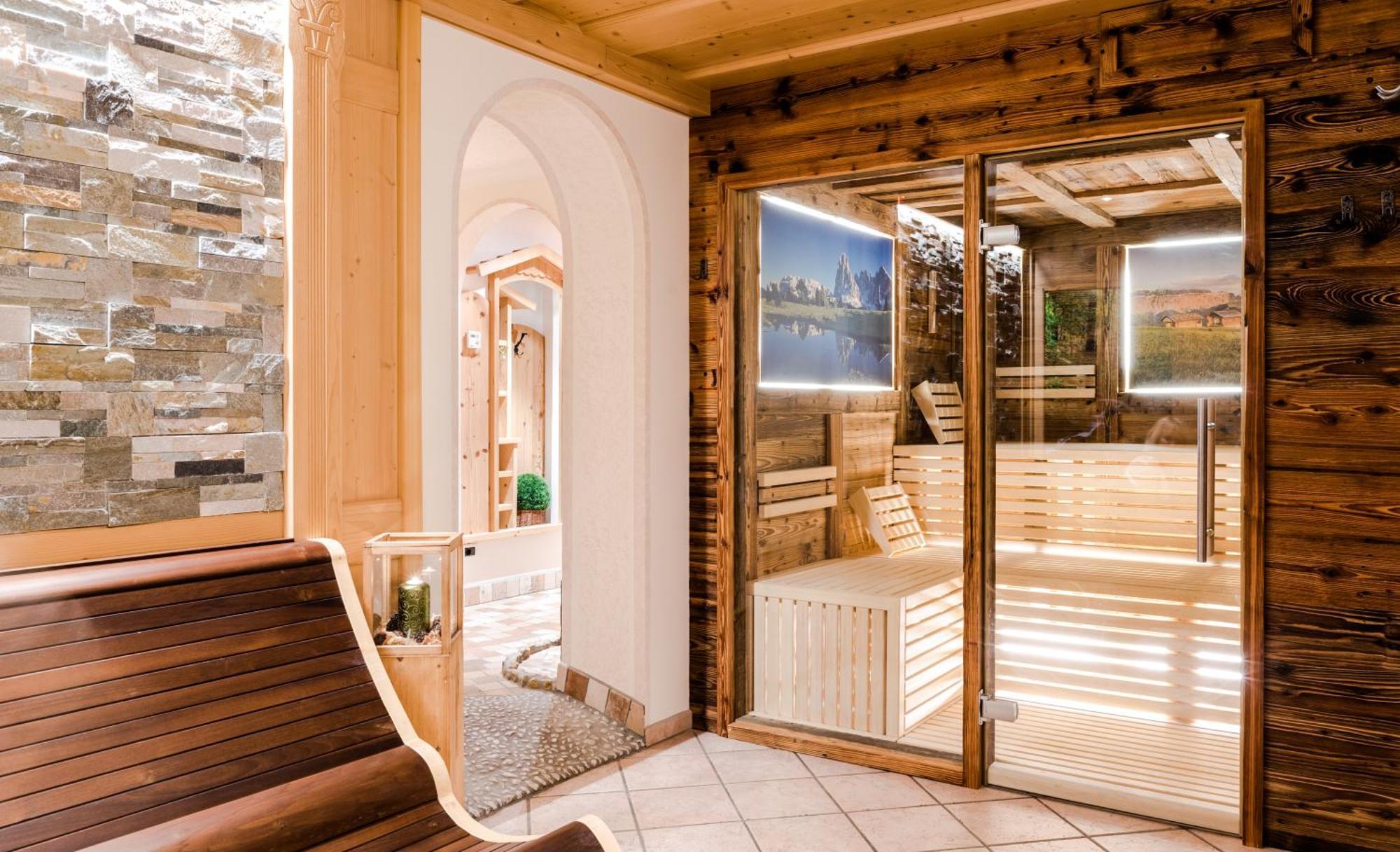 Garni Hotel Iris Selva di Val Gardena Exterior photo