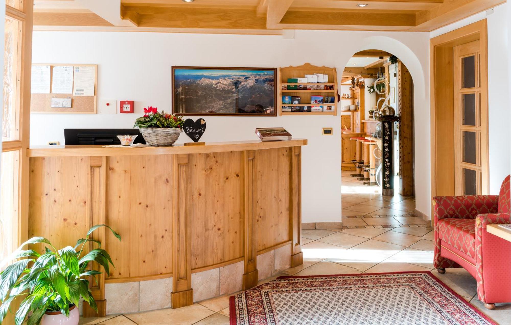Garni Hotel Iris Selva di Val Gardena Exterior photo